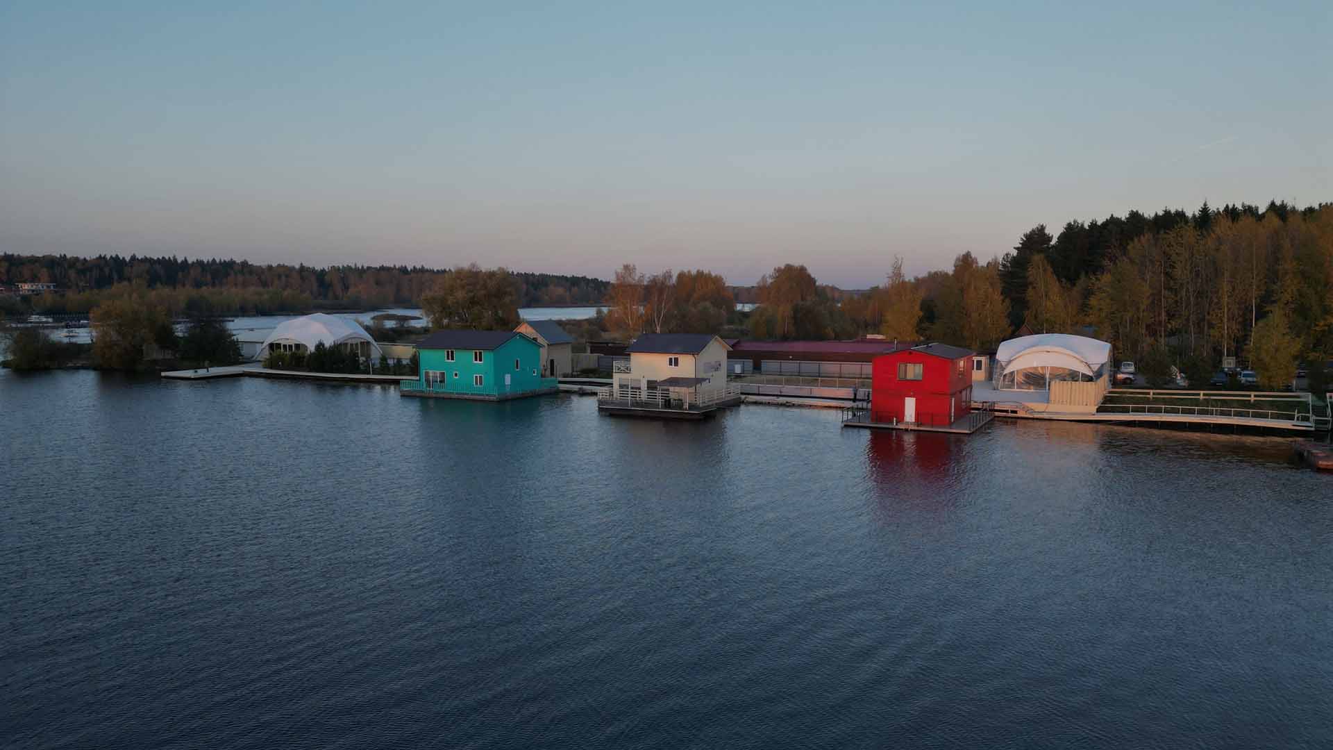 Домики переплыли на зимнее место стоянки!